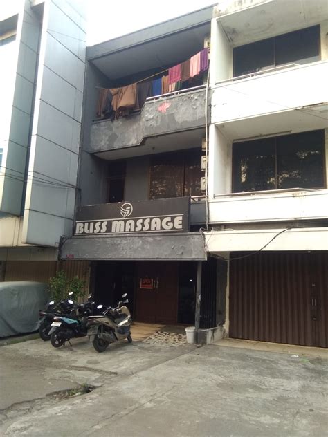 Sertifikat, penghargaan, tanda, atau dokumen yang dipajang di Xvideo Massage di Flagship store Jakarta dapatkan hasil maksimal