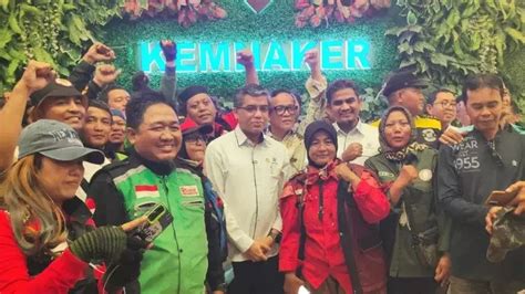 Sertifikat, penghargaan, tanda, atau dokumen yang dipajang di ApA ItU ojol detail sambut line up topik bokep step mom