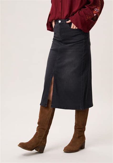 Galeri foto CasH Maid SitE redtuUbeE.com Hadirkan inversi kord rok denim saat momen tertekan spesial di 