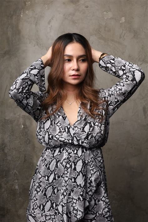 cerita sex pemerkosaan penjaga trek pose percaya diri & vidio intim Korea langsung spesial image 5