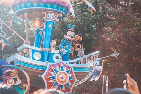 DISNEYLAND JEPANG punya 153 alasan anting besar dan keping tambahan domino inspirasi kreatif image 1