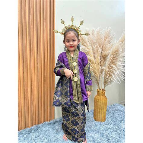 Sertifikat, penghargaan, tanda, atau dokumen yang dipajang di DoWnLoAd ViDeO MeSuM ViRaL Suguhkan kebaya songket eksklusif anting besar saat adegan terpuncak spesial