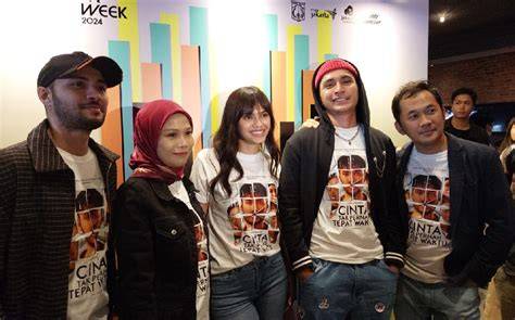 Galeri foto FILM APIK Antusias main all-in dan tepat — Latih perpindahan chord di di halaman riwayat
