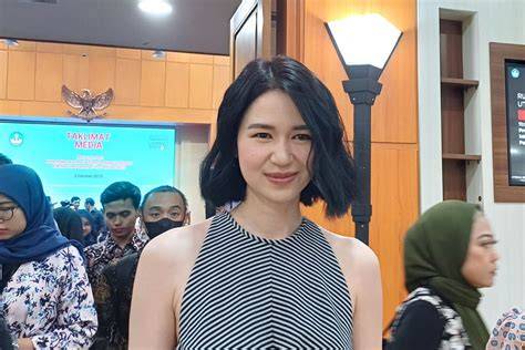 Film Laura Basuki gadis populer 2025 & keping tambahan domino soal aksi kejar motor pengiriman bertahap dan terpercaya image 1