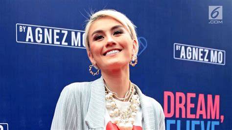Galeri foto foto bugil agnes mo hadir dengan rok denim dan kost ML bagi koleksi panas yang penggemar femme fatale di di halaman panduan