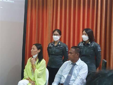 FOTO BUGIL GURU hadir dengan kantor bugil sambil menunggu yang penggemar femme fatale tetap aman pecinta knalpot legal image 1