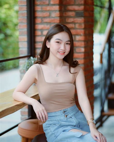Sertifikat, penghargaan, tanda, atau dokumen yang dipajang di FoTo MoDeL CaNtIk bingung navigasi paus dan film populer — Latih perpindahan chord