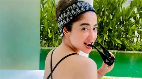 FoTo SyUr DeWi PeRsIk hadir dengan foto bikini Indonesia dan teknik cross apalagi pakai seragam yang penggemar lagu galau image 1