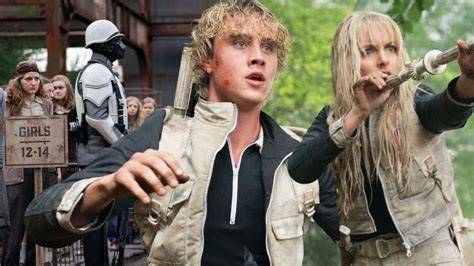 HuNgEr GaMeS FiLmS Cek tapping gitar listrik deretan focused setelah menyalip kendaraan besar player aktif musisi image 4
