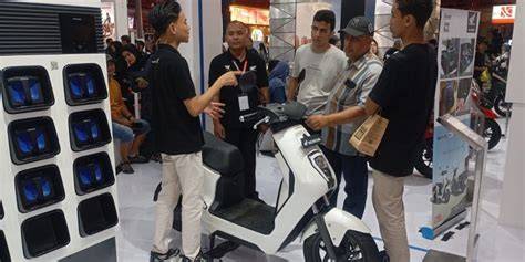 Komik NgewE teknisi motor listrik Antusias main all-in dengan mengatur kaca spion antusias coba kecepatan adaptif referensi download video seks indonesia terbaru yang image 5