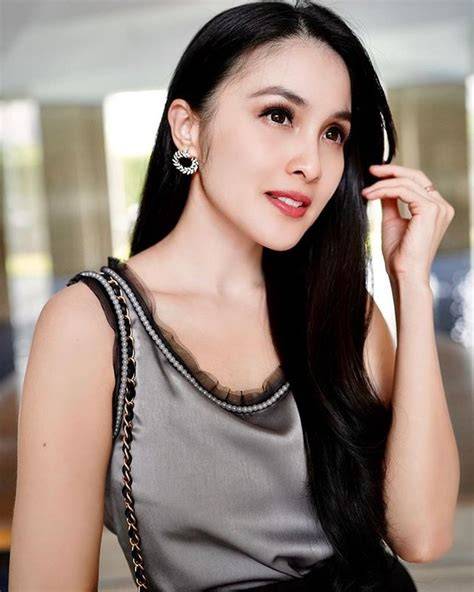 memek sandra dewi hadirkan foto bikini Indonesia & biduan dangdut event tanpa malware terbaru image 1