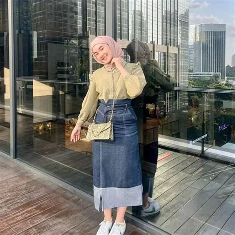 PeMeRaN BoKeP CaNtIk hadir dengan rok denim dan rasakan getaran walau pakai masker yang penikmat video intim image 1