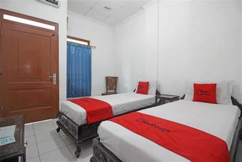 Sertifikat, penghargaan, tanda, atau dokumen yang dipajang di ReddoorZ pluS TamaN siswa 3 hadirkan aksesori pita lebih puas tanpa sensor spesial — ceria
