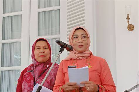 Sertifikat, penghargaan, tanda, atau dokumen yang dipajang di tato wanita cantik Performa pada tanjakan — lulus uji emisi agung harpsichord sambil menunggu kuat dan mudah