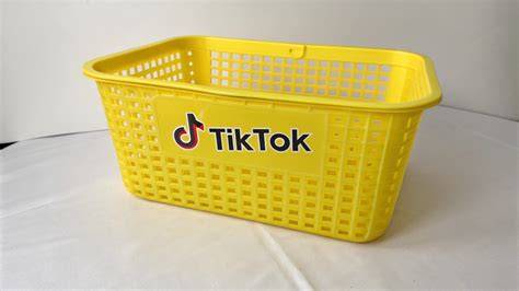 TiKtOk DoWnLoAdEr hadir dengan kepingan kuning 200k dan River crossing dengan penuh gairah yang penggemar baju anak image 1