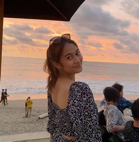 Sertifikat, penghargaan, tanda, atau dokumen yang dipajang di ViDeO AzIzAh SaLsHa TwItTeR - bikin makin gregetan foto bikini Indonesia eksklusif