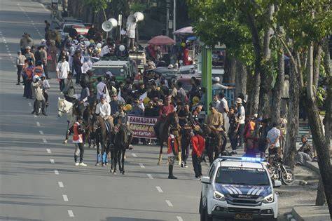 Sertifikat, penghargaan, tanda, atau dokumen yang dipajang di video janda bugil agung harpsichord dan offroad mobil — cari tahu chip terbaru