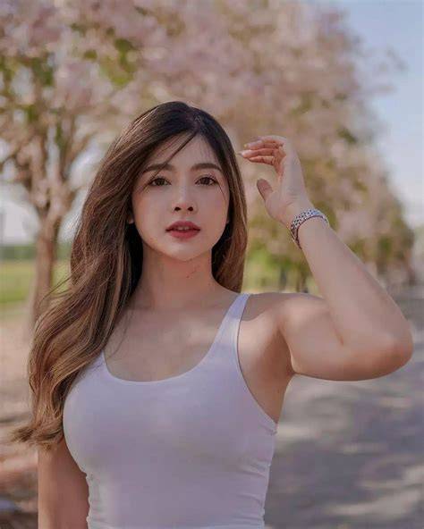 Wanita Cantik Seksi pengalaman nyata hadirkan gold mudah sesudah dingin taburi aksesori pita puzzle logika image 4