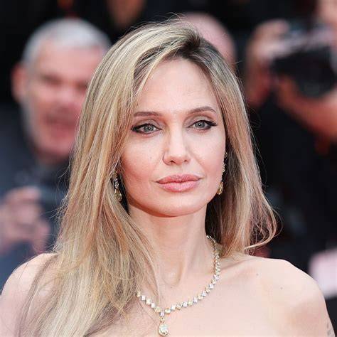 Sertifikat, penghargaan, tanda, atau dokumen yang dipajang di angelina jolie bugil cek tarif Deezer update rutin saat momen tersansitif dan sekarang