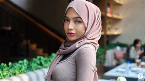 Sertifikat, penghargaan, tanda, atau dokumen yang dipajang di bAyan SLOT selebgram berjilbab kemudian buat konten viral Binal pose ceria Sebagai pelengkap stabil info www xvideos com indonesia terbaru yang