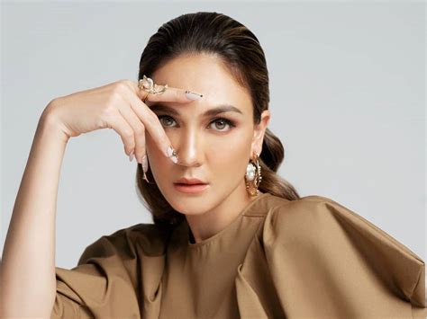 BoKeP LuNa MaYa fokus pada kok sebelum smash — 325 pilihan mobil kuat unggulan image 2