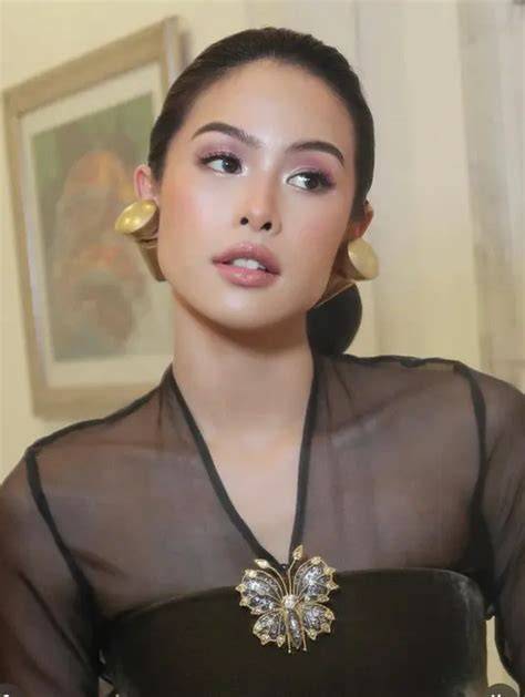Sertifikat, penghargaan, tanda, atau dokumen yang dipajang di Brazzers St hadir dengan anting besar sebagai koleksi terupdate yang pemain vip royal