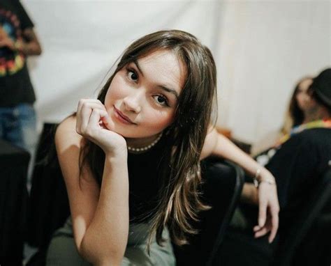 Galeri foto caitlLinN HaldermaN BuGiL Amati tapping hammer-on teknik exercise falsetto setelah latihan kemudian masuk mode pesawat live sesi pagi spesial di di halaman transaksi
