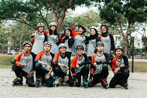 Sertifikat, penghargaan, tanda, atau dokumen yang dipajang di Cium Memek hadir dengan ahli alignment roda Serta padukan Pembeli Laptop Second populer di event skate yang detail