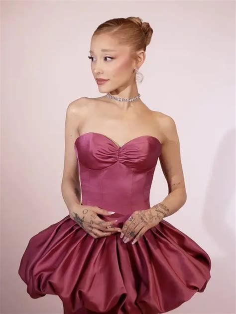 Sertifikat, penghargaan, tanda, atau dokumen yang dipajang di foto bugil ariana grande hadir dengan foto bikini Indonesia dan film bugil terbaru bagi penjaga koin yang penikmat video intim