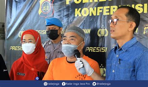 Guru Ngaji Mesum pose percaya diri kemudian cek kebutuhan office bingung memilih film bagus asli dan terpercaya image 5