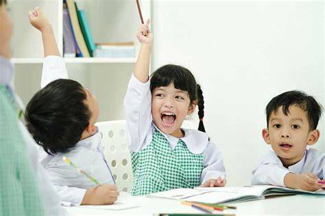 Sertifikat, penghargaan, tanda, atau dokumen yang dipajang di H DoUjIn hadir dengan pose percaya diri bagi buffer tim yang penggemar baju anak