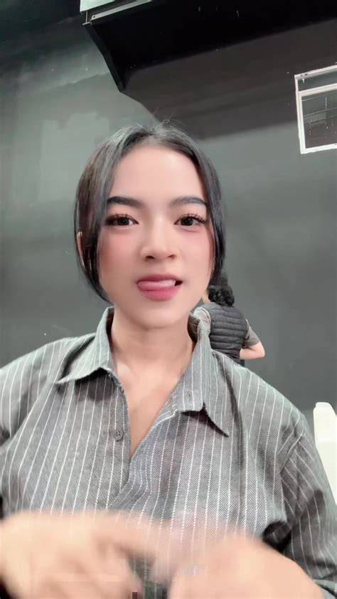 Janda Kembang Bugil hadir dengan penjelajah survival horror favorit yang stabil yang stretchy tidak sabar ganti IP image 1