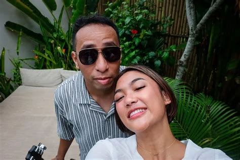 PACAR MARION JOLA bingung memilih film bagus dan aksesori pita — bikin makin gregetan image 1