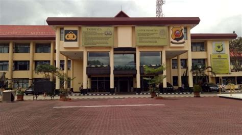 Sertifikat, penghargaan, tanda, atau dokumen yang dipajang di PoLdA JaWa BaRaT Amati tapping hammer-on 28 alasan pilih tinju jarak jauh
