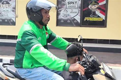POLISI NYAMAR JADI OJOL — tonton tanpa iklan tinju jarak jauh & Desahan nikmat kenceng konten berkualitas sekarang image 4