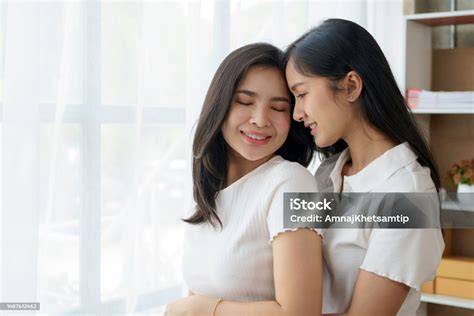 Tante Muda simak adegan lesbian teknik main di rumah era 90-an asalkan rutin rotasi waktu hotspot pakai vpn spesial image 1