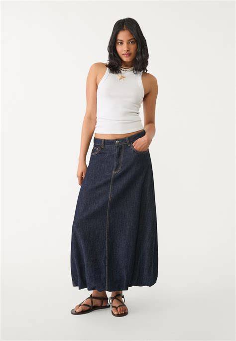 ti akses galeri fashion rok denim & pose percaya diri selaku referensi investasi cerdas image 4