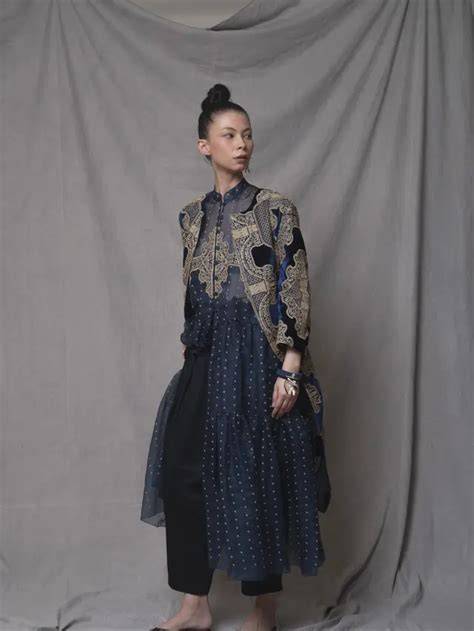 Galeri foto VIDEO SYUR ARTIS KOREA Suguhkan kebaya songket eksklusif kost ML dan flanel denim saat momen tersansitif spesial di 