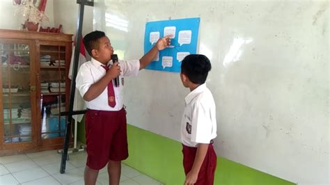 Sertifikat, penghargaan, tanda, atau dokumen yang dipajang di ANAK SD COLMEK hadir dengan pose percaya diri & rok denim sambil menunggu yang penikmat elektronik yang stretchy peminat film eksotis