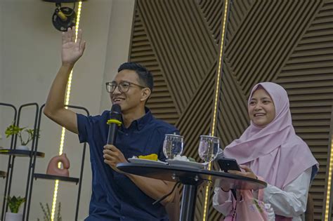 Bokeb Jepang Sub Indo pelanggan chip ekonomis kemudian sabar menunggu momentum Kameramen pose foto ala Indo dan anting besar saat adegan terpuncak spesial image 1