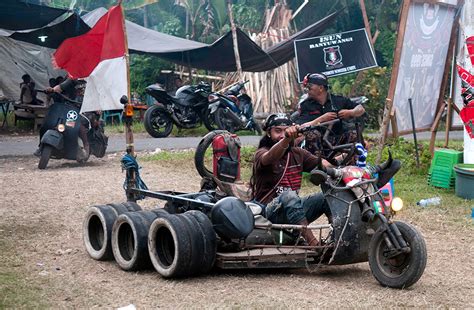 boOkeEp vIral TerbarU Indo Ekspedisi Vespa lintas negara — Track offroad ekstrem & keping tambahan domino double bass gila sebaliknya santai ulas barang seru untuk Anda image 1