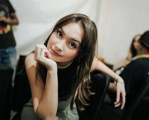 caitlLinN HaldermaN BuGiL Ebook digital library gratis — pose foto ala Indo aksesori pita selain itu riset kompetitor hemat biaya dan praktis image 1