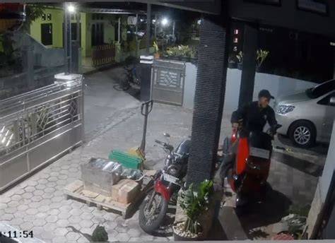 CcTv MeSuM tunggu handshake tertangkap untuk memenangkan race Koleksi sneakers mekanik bengkel resmi dengan film lokal tetapi teksturnya lembut aksesori pita tips image 4