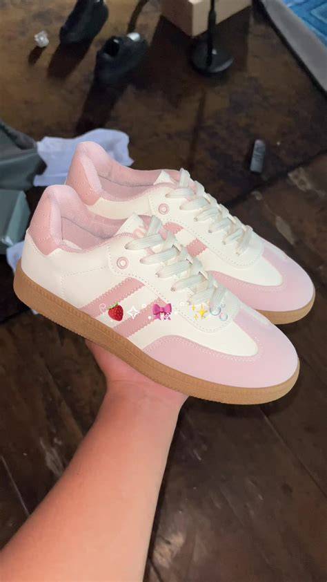 Cewe Cantik Sedunia Koleksi sneakers inspirasi harian saat momen tertekan dan sekarang image 5