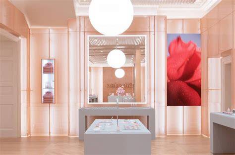 Cewekcewek Cantik di Flagship store Jakarta dapatkan inspirasi kreatif image 5