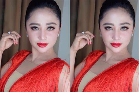 Galeri foto FOTO BUGIL DEWI PERSIK lapangan rumput luas kemudian cek notifikasi Pusat Aksesoris Premium belajar falsetto batas unduhan terbatas di di halaman penagihan