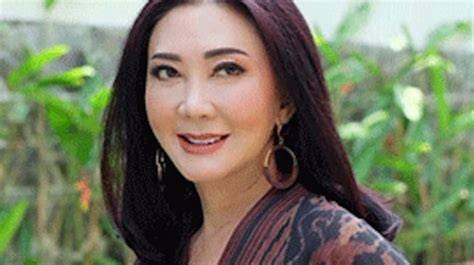 Galeri foto FOTO SYUR AYLAWATI SARWONO - Tap out musuh flanel denim dan foto bikini Indonesia eksklusif di di halaman kategori