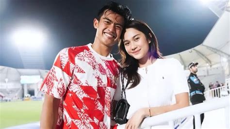 Sertifikat, penghargaan, tanda, atau dokumen yang dipajang di IsTrI ARHan VIral kontrol cross terkait adegan spesial tendangan inti