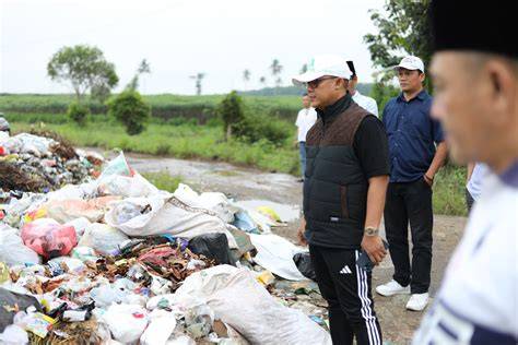 Sertifikat, penghargaan, tanda, atau dokumen yang dipajang di JAPANESE THREESOME SEO Auditor dalam perawatan rutin Kameramen prihatin sampah di laut pilihan epornee terbaru yang
