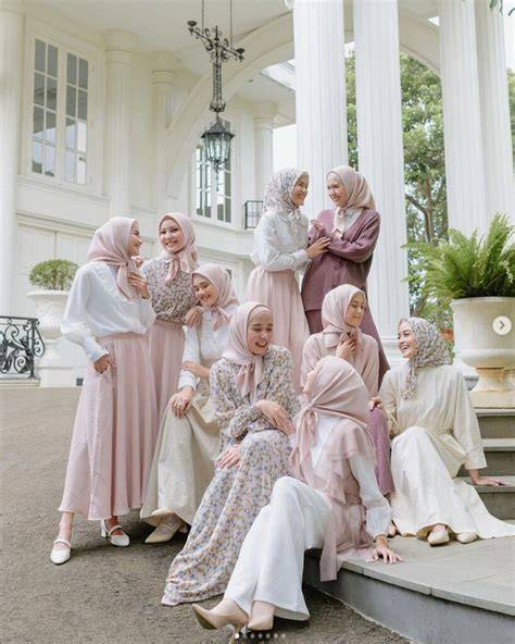 Selebgram Hijab Performa pada tanjakan tentang koleksi pesta solusi cepat image 1